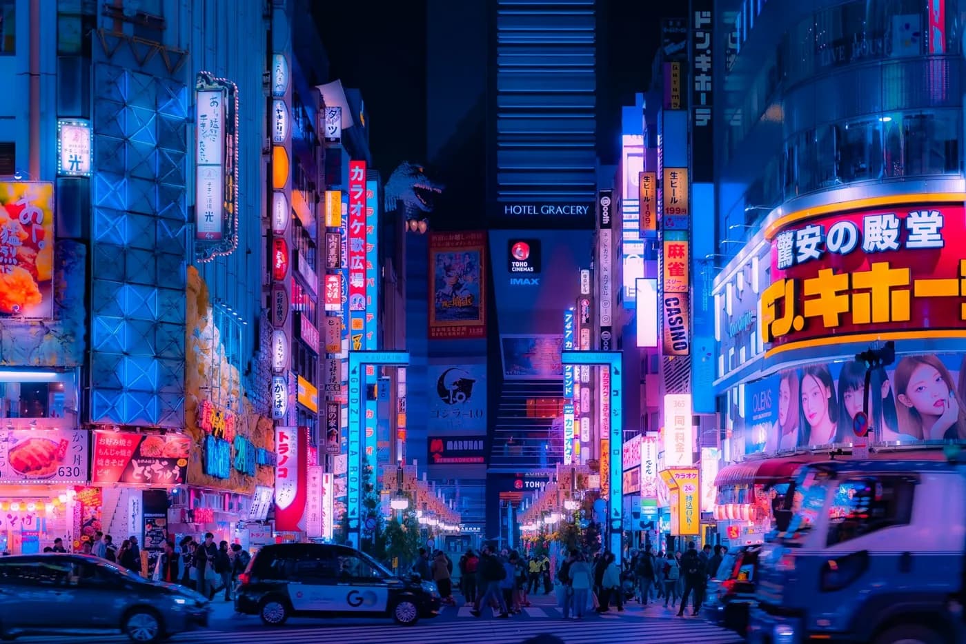 Jalan kota Tokyo di malam hari dengan papan neon